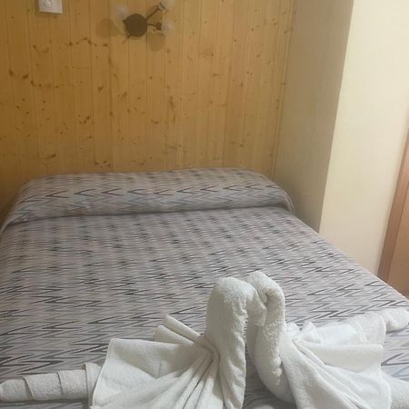 La Posa Hostel Villar del Arzobispo Bagian luar foto