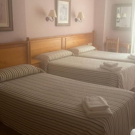 La Posa Hostel Villar del Arzobispo Bagian luar foto