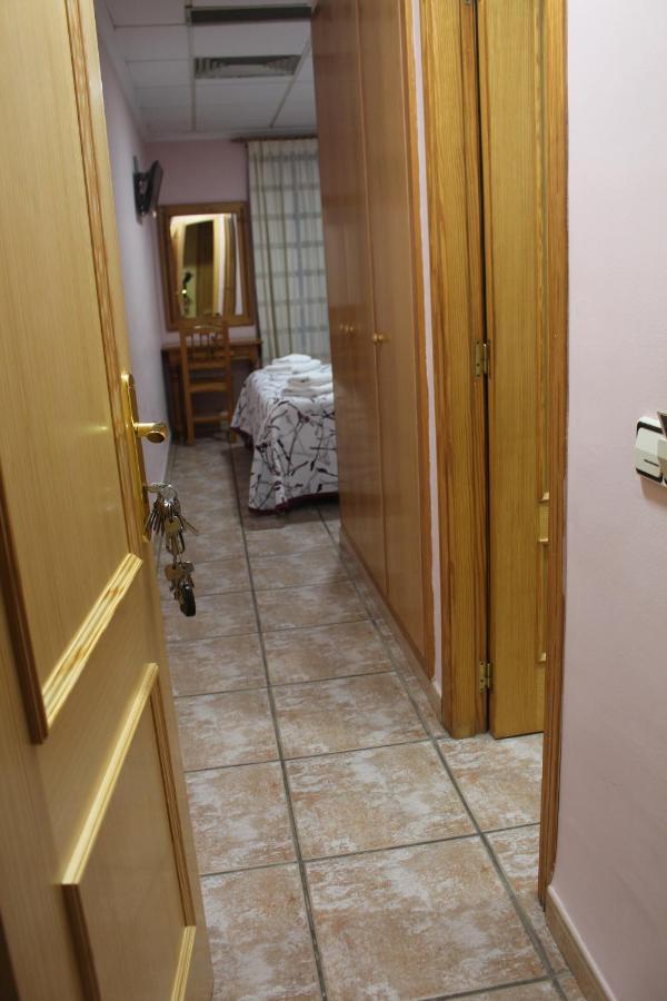La Posa Hostel Villar del Arzobispo Bagian luar foto