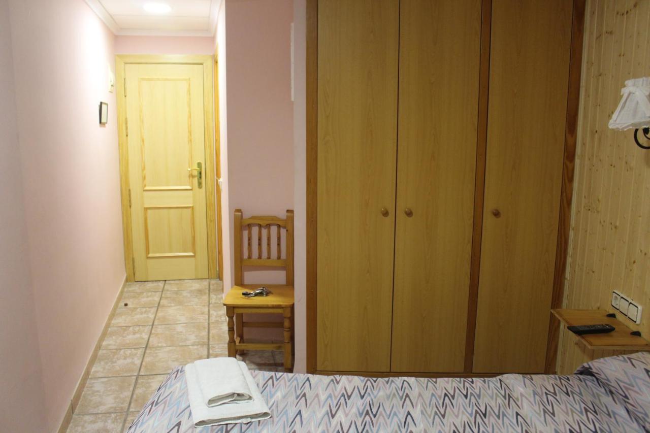 La Posa Hostel Villar del Arzobispo Bagian luar foto