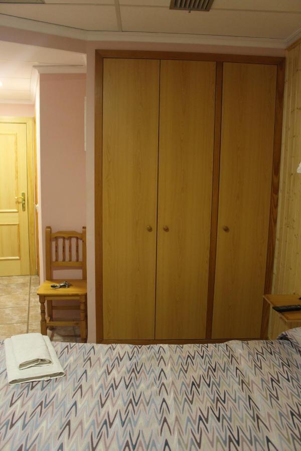 La Posa Hostel Villar del Arzobispo Bagian luar foto