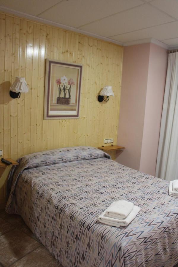 La Posa Hostel Villar del Arzobispo Bagian luar foto