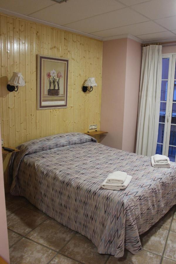 La Posa Hostel Villar del Arzobispo Bagian luar foto