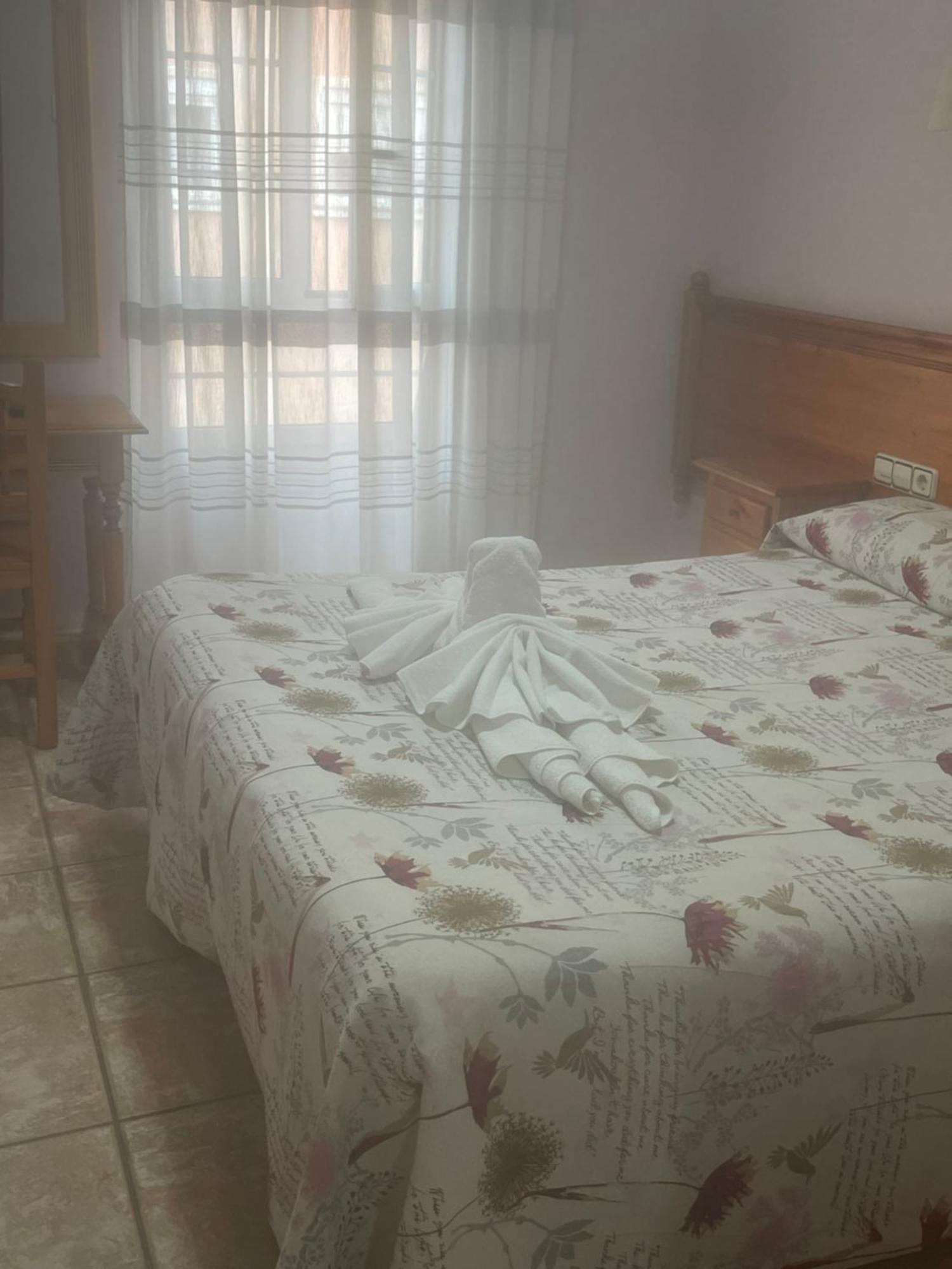 La Posa Hostel Villar del Arzobispo Bagian luar foto