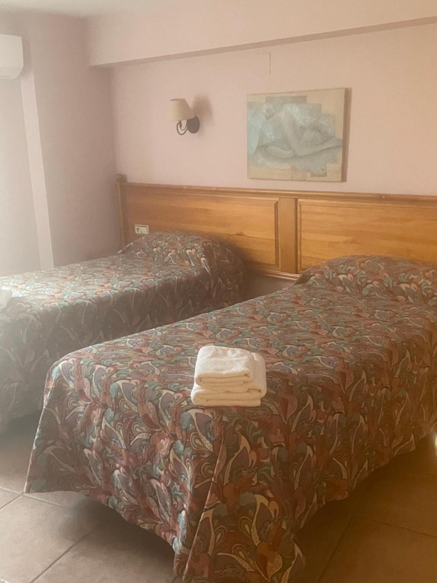 La Posa Hostel Villar del Arzobispo Bagian luar foto