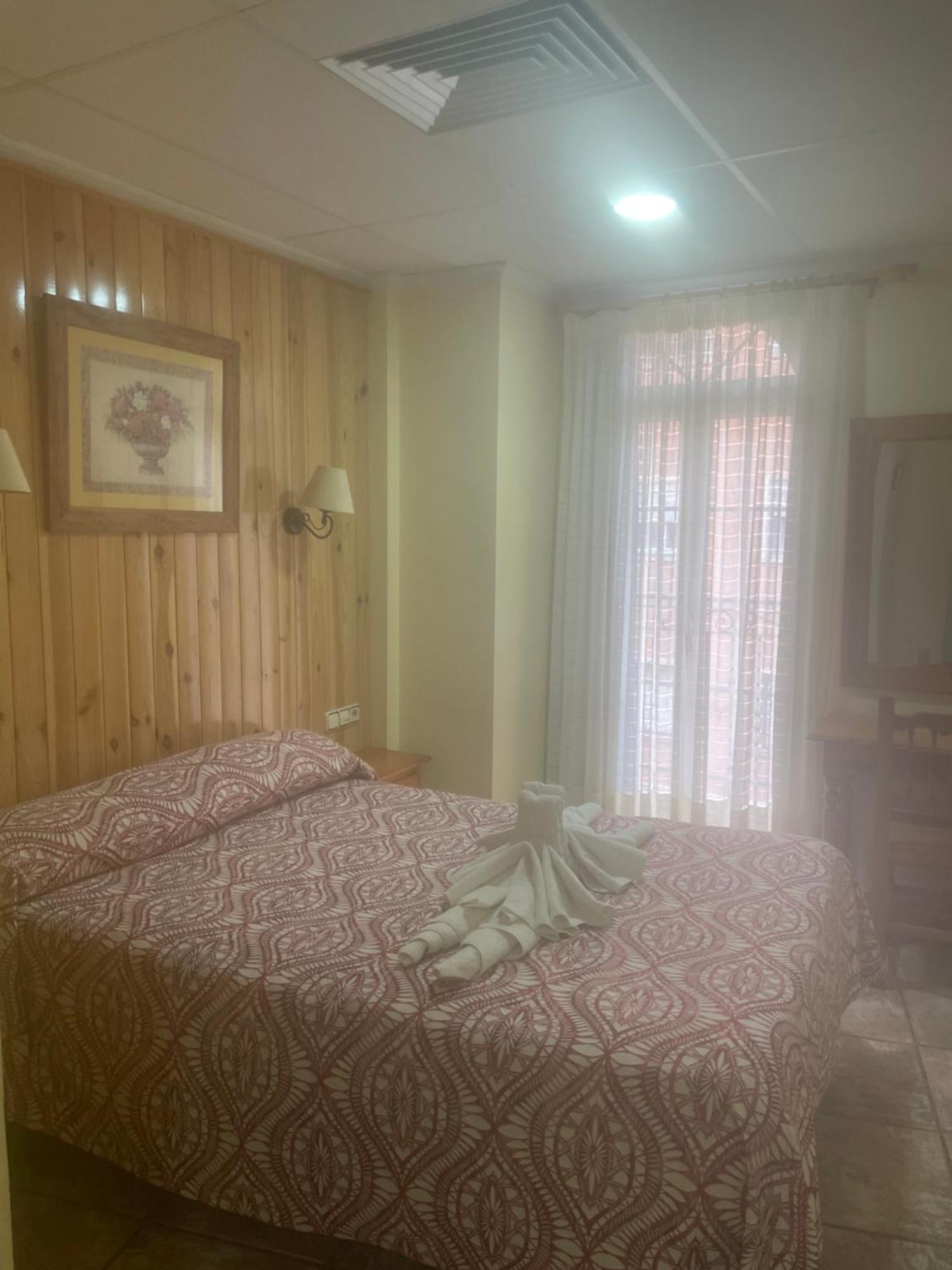 La Posa Hostel Villar del Arzobispo Bagian luar foto