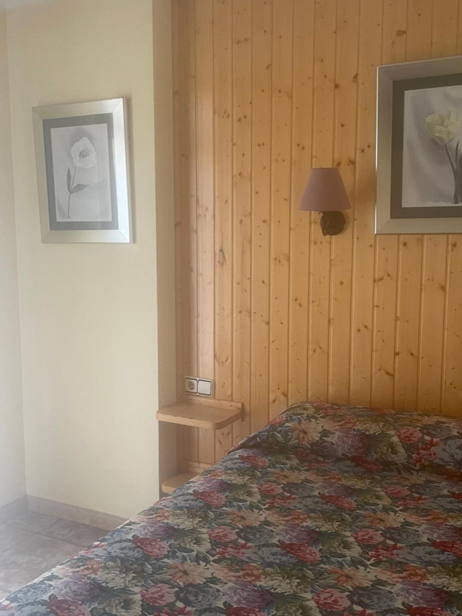 La Posa Hostel Villar del Arzobispo Bagian luar foto