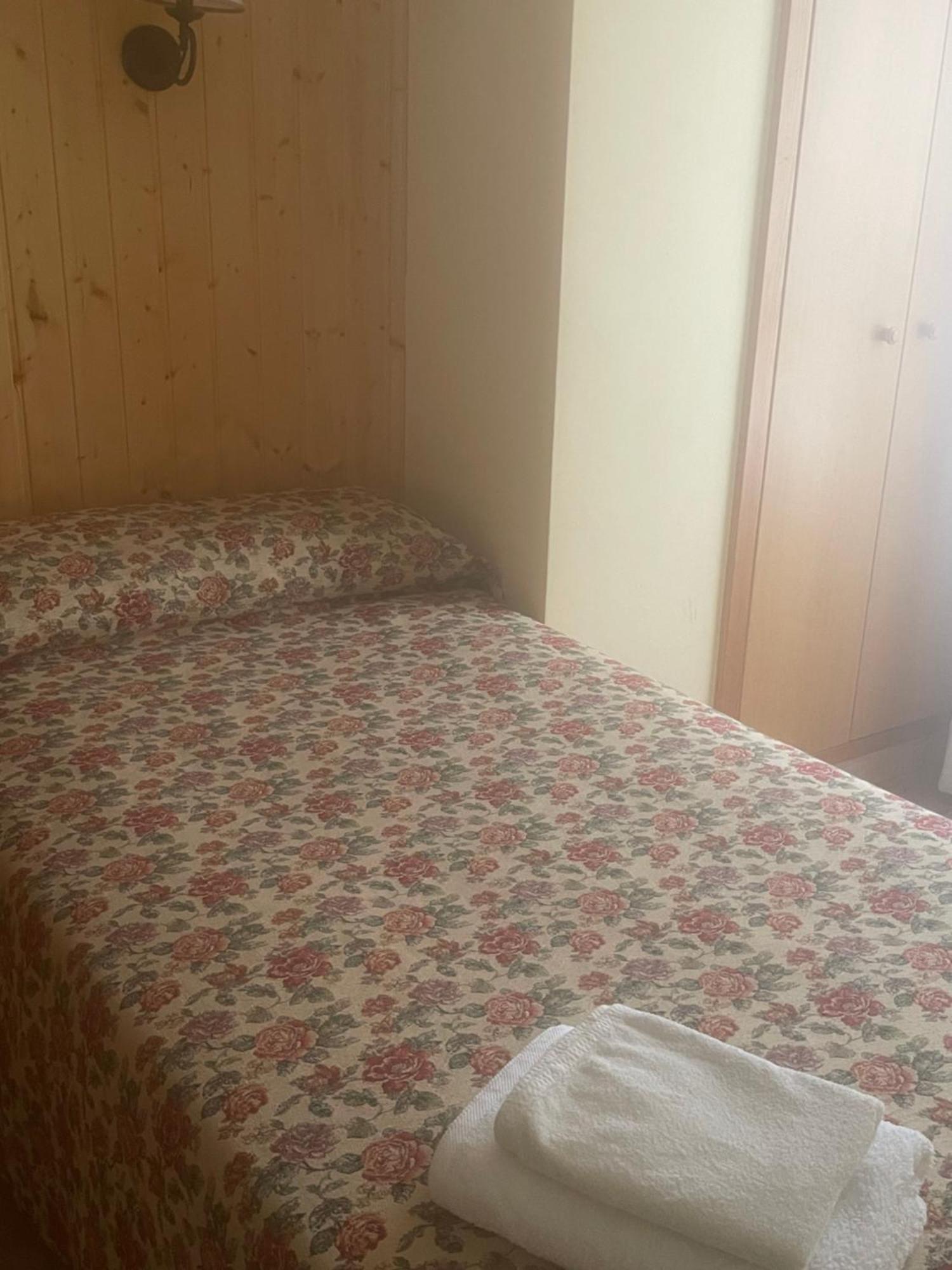 La Posa Hostel Villar del Arzobispo Bagian luar foto