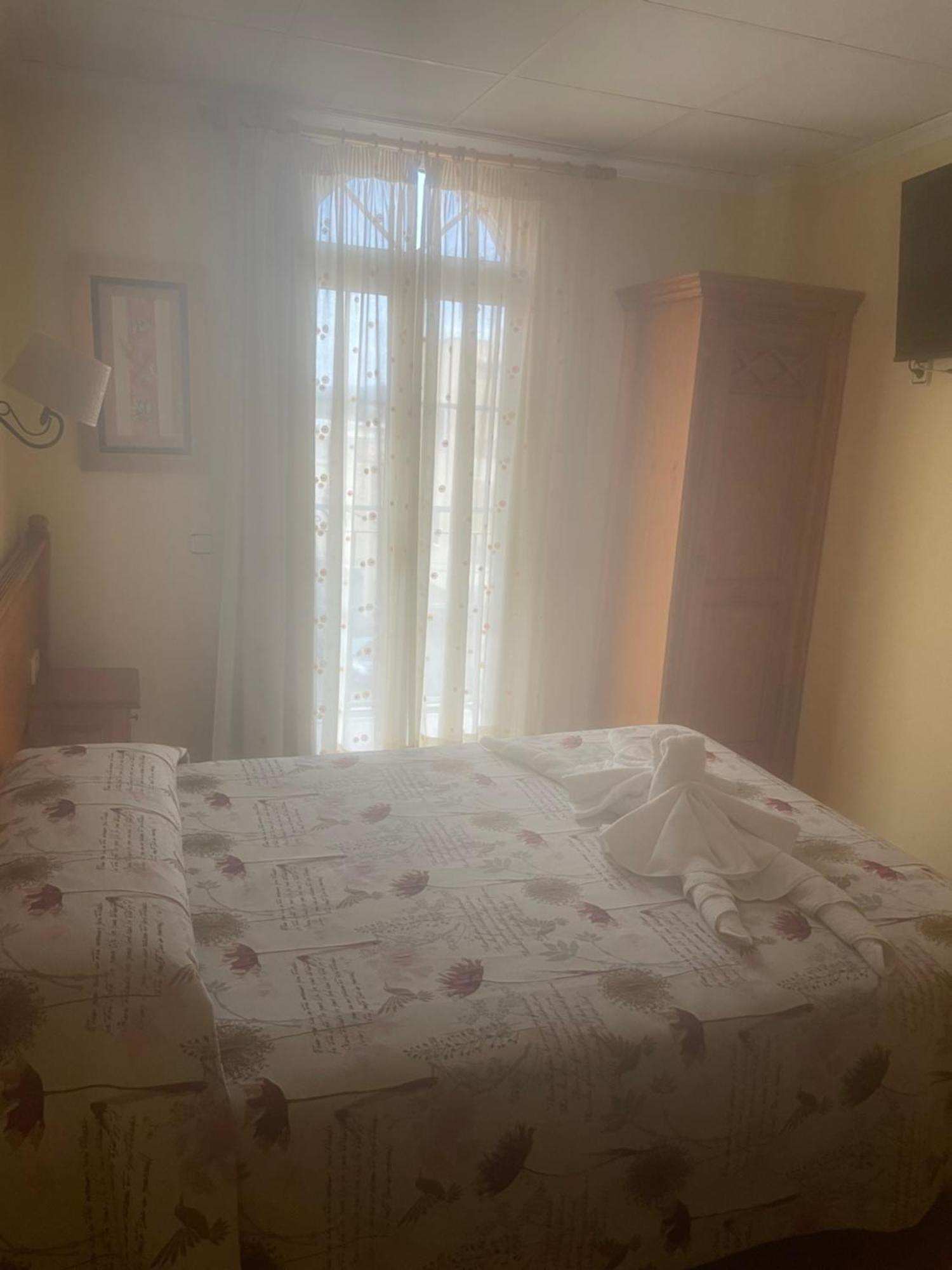 La Posa Hostel Villar del Arzobispo Bagian luar foto