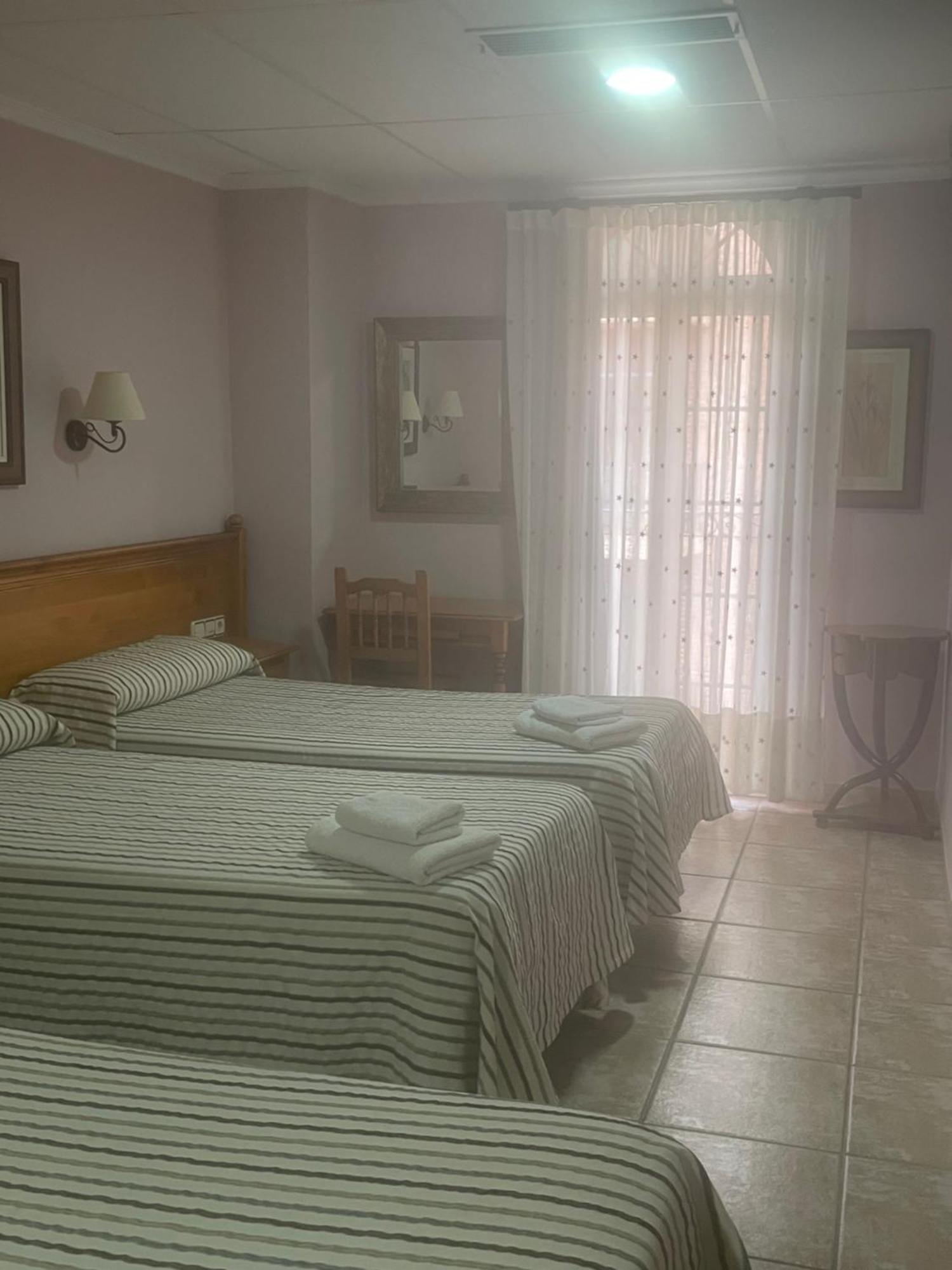 La Posa Hostel Villar del Arzobispo Bagian luar foto
