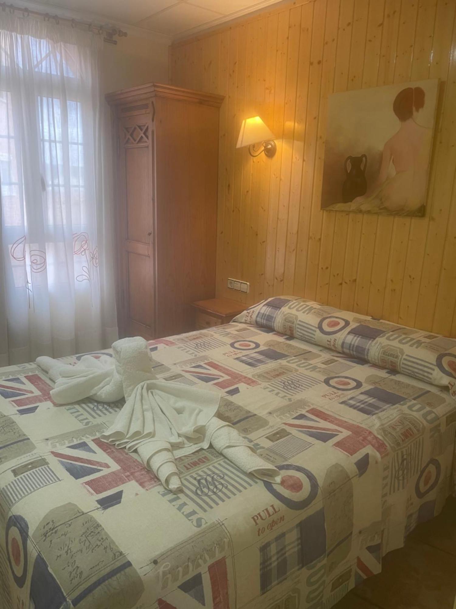 La Posa Hostel Villar del Arzobispo Bagian luar foto