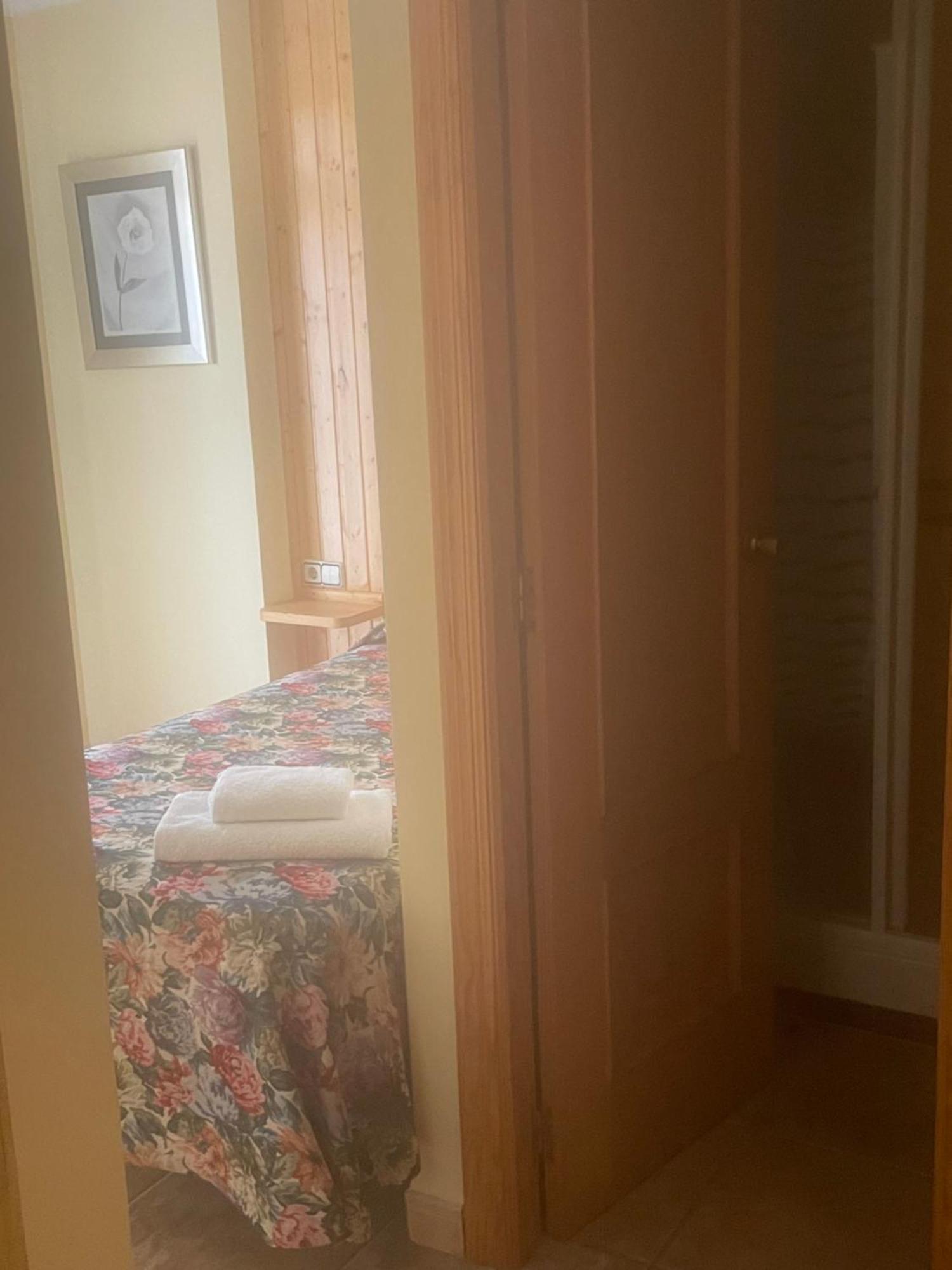 La Posa Hostel Villar del Arzobispo Bagian luar foto