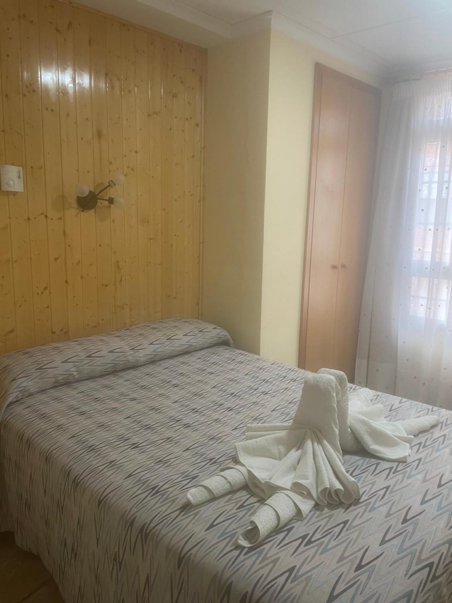 La Posa Hostel Villar del Arzobispo Bagian luar foto