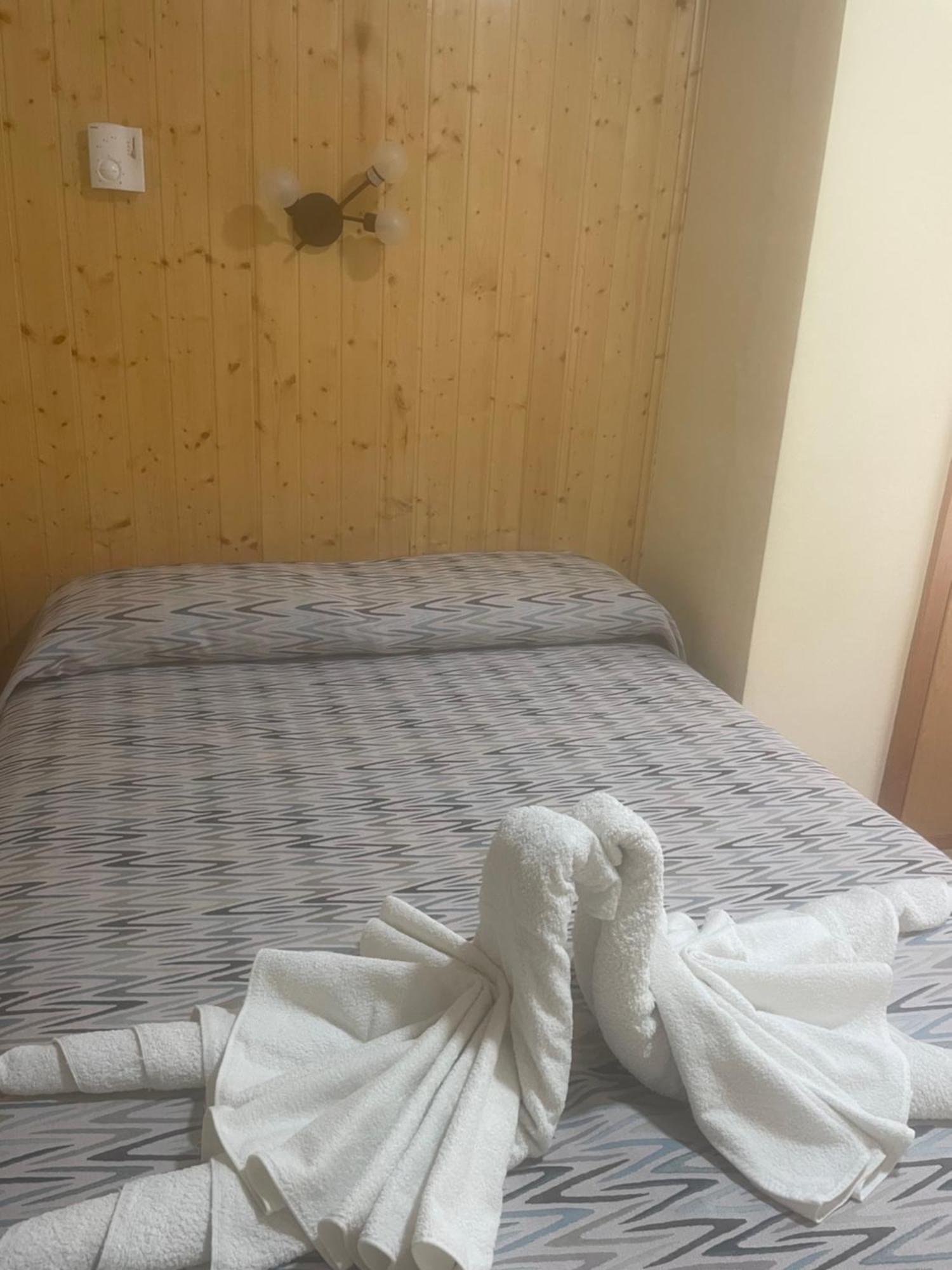 La Posa Hostel Villar del Arzobispo Bagian luar foto