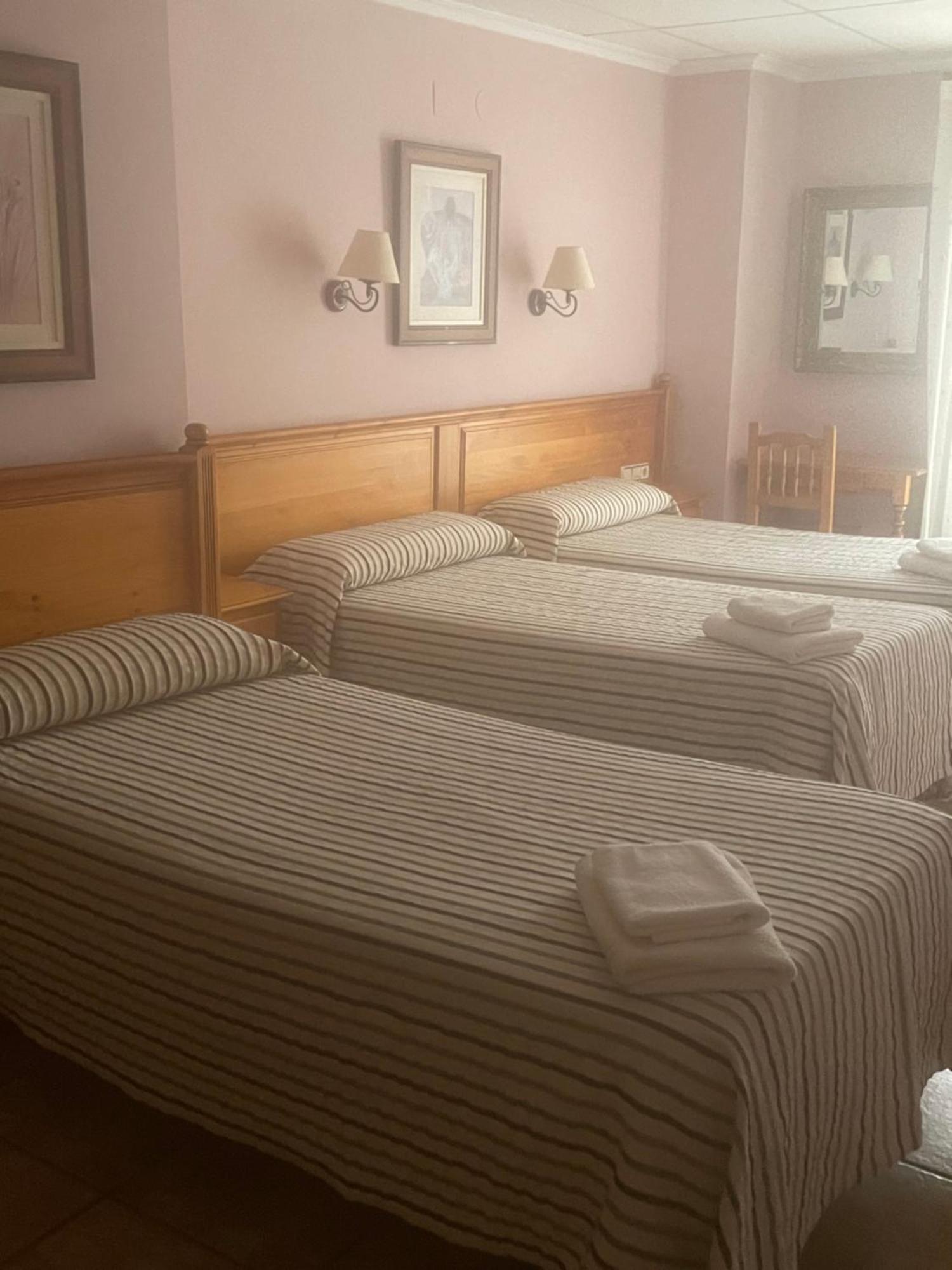 La Posa Hostel Villar del Arzobispo Bagian luar foto