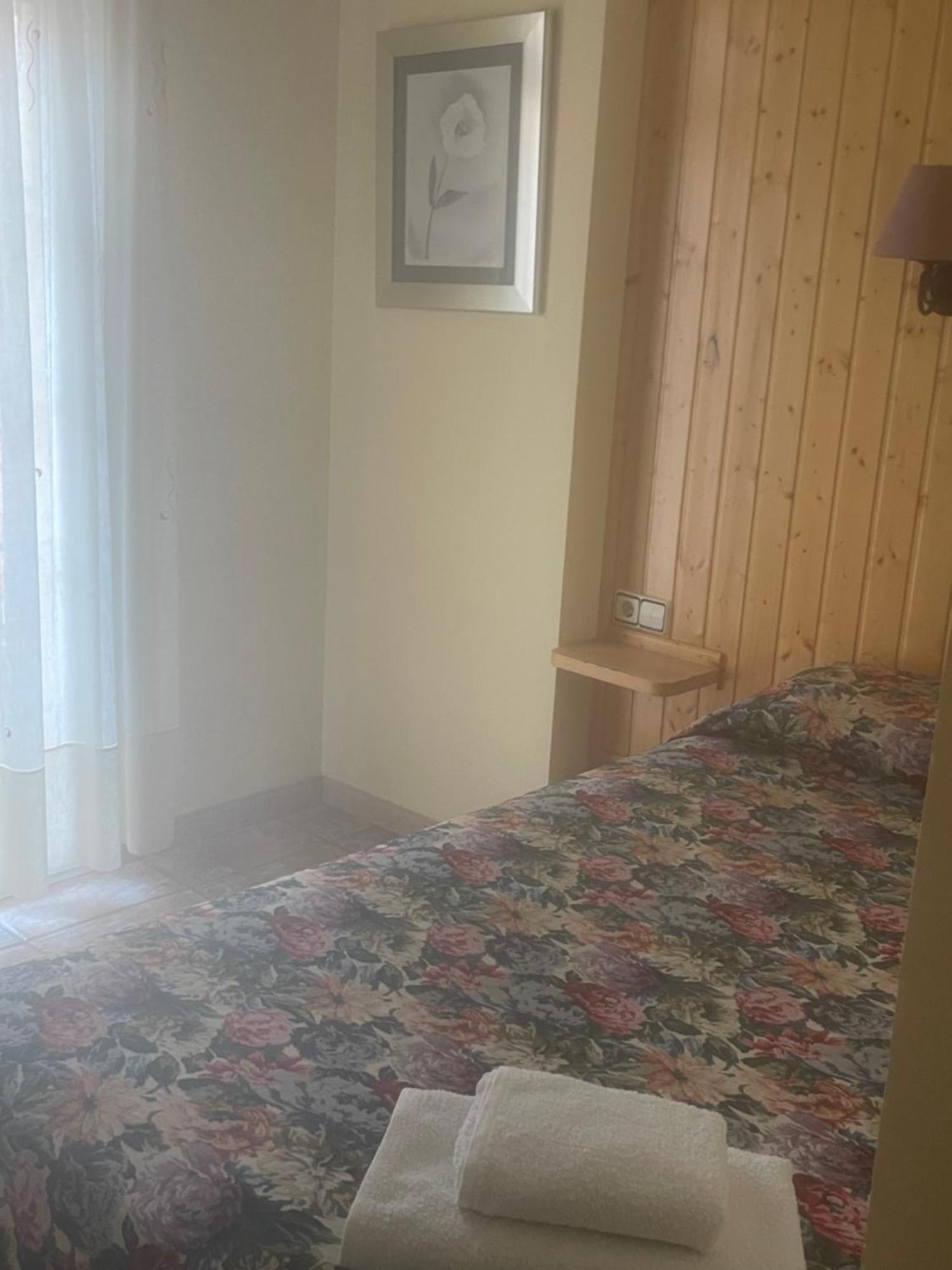 La Posa Hostel Villar del Arzobispo Bagian luar foto