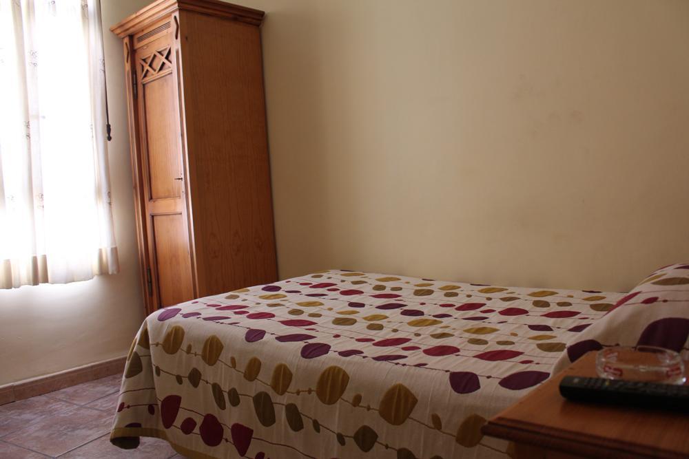 La Posa Hostel Villar del Arzobispo Bagian luar foto