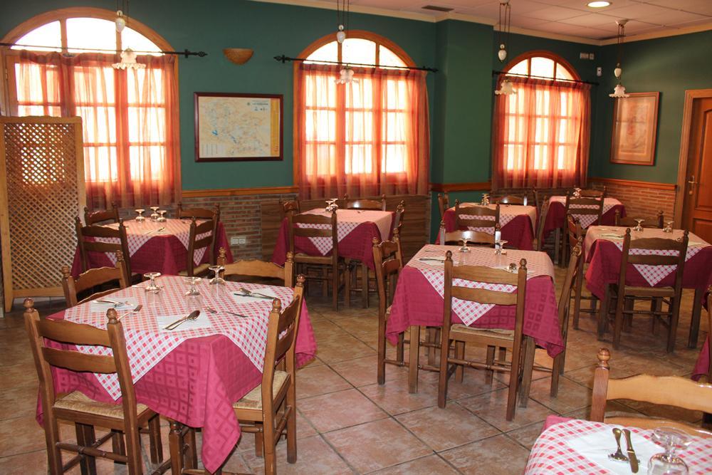 La Posa Hostel Villar del Arzobispo Bagian luar foto