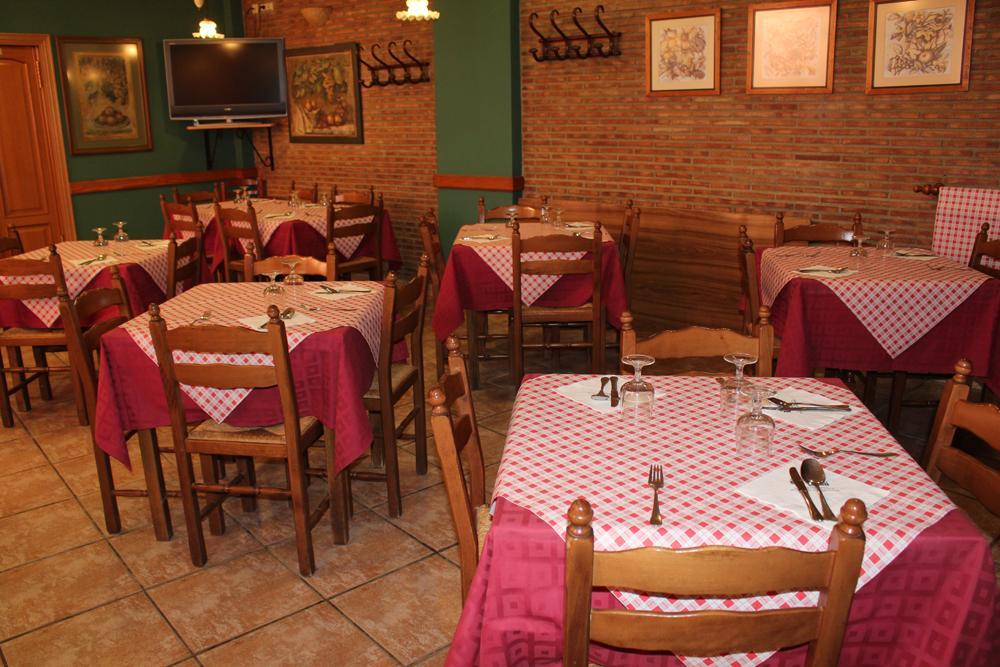 La Posa Hostel Villar del Arzobispo Bagian luar foto